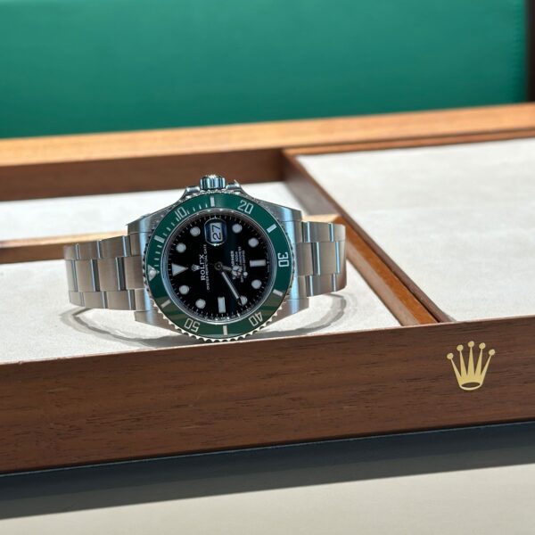 Submariner Date von Rolex bei Mundwiler Juwelen in Winterthur