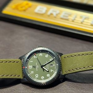 Aviatior 8 von Breitling bei Mundwiler Juwelen in Winterthur