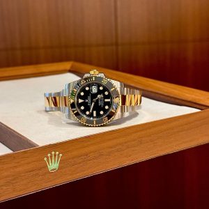 Submariner Date von Rolex bei Mundwiler Juwelen in Winterthur